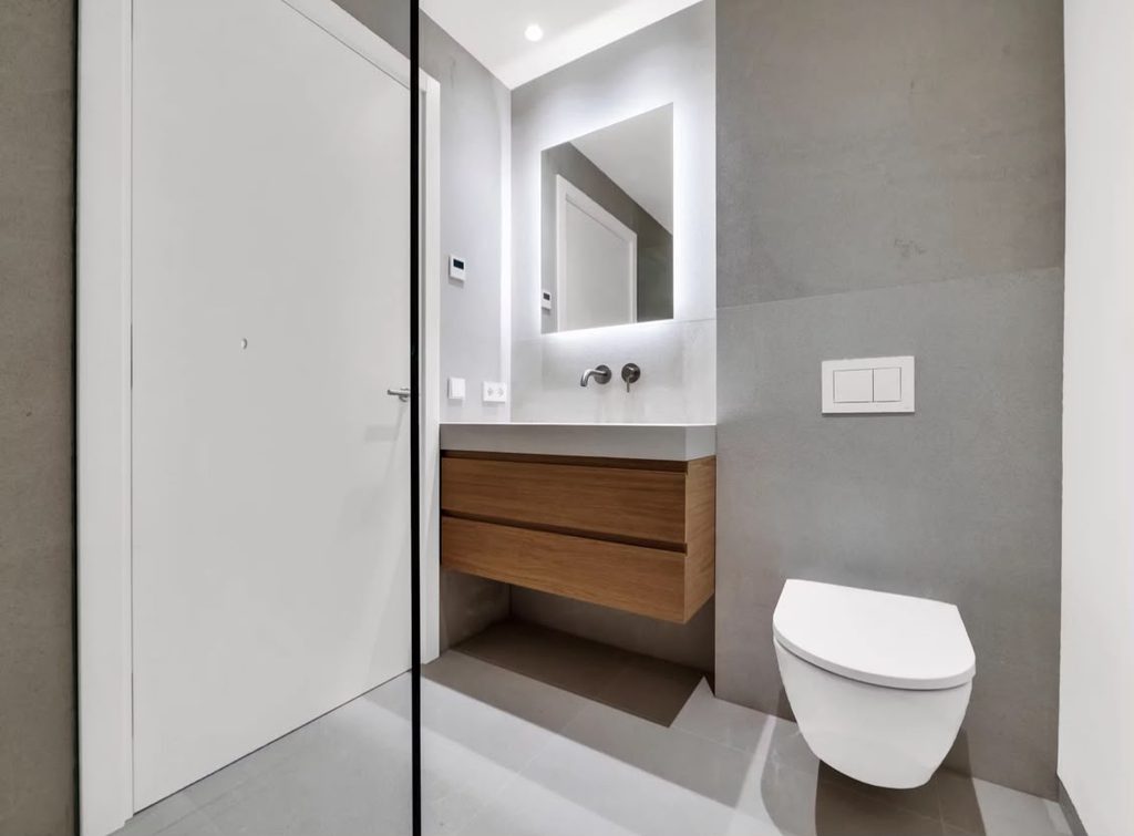 Baño con lavabo suspendido e inodoro