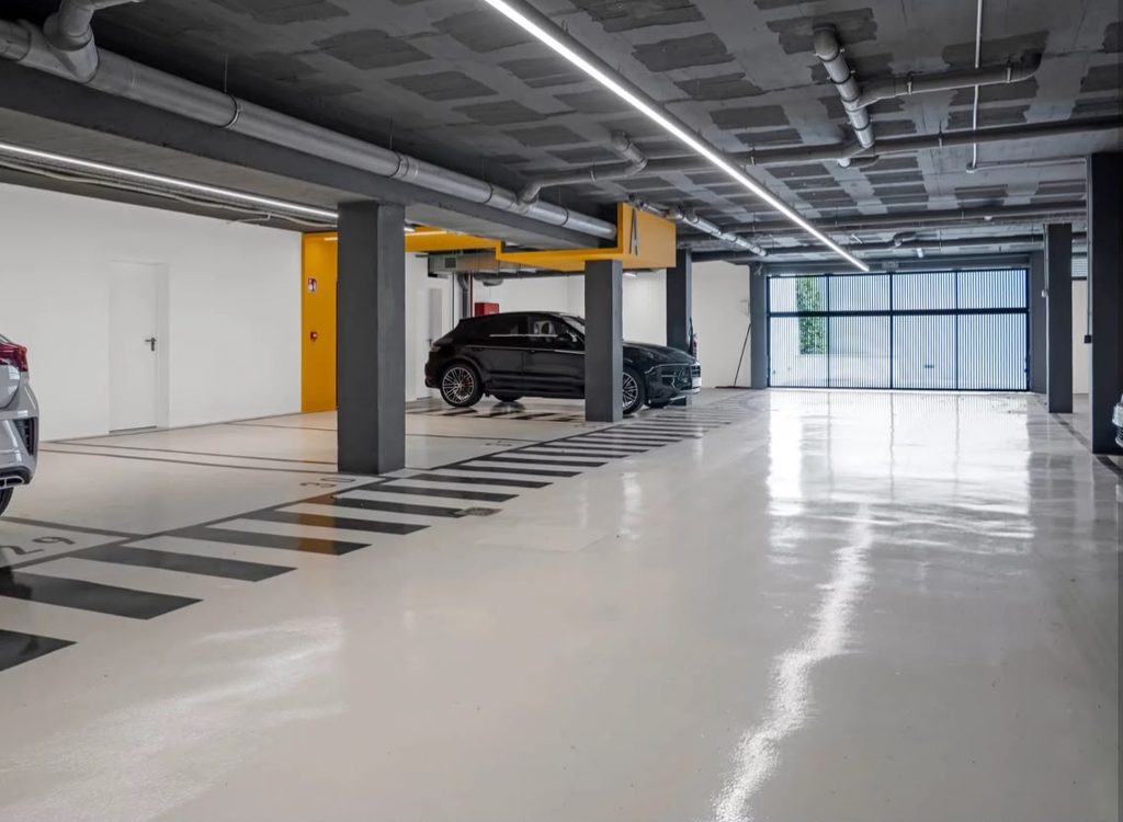 Garaje comunitario con plazas de aparcamiento