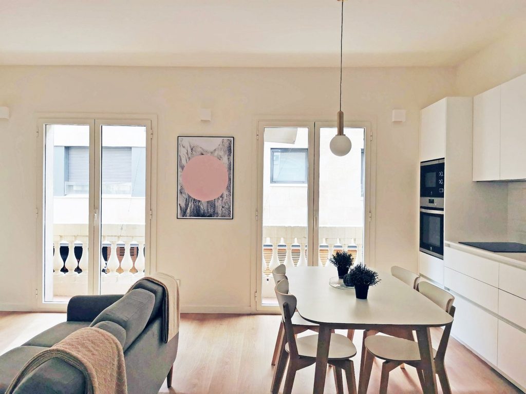 Living room and open-plan kitchen near Plaça Molina