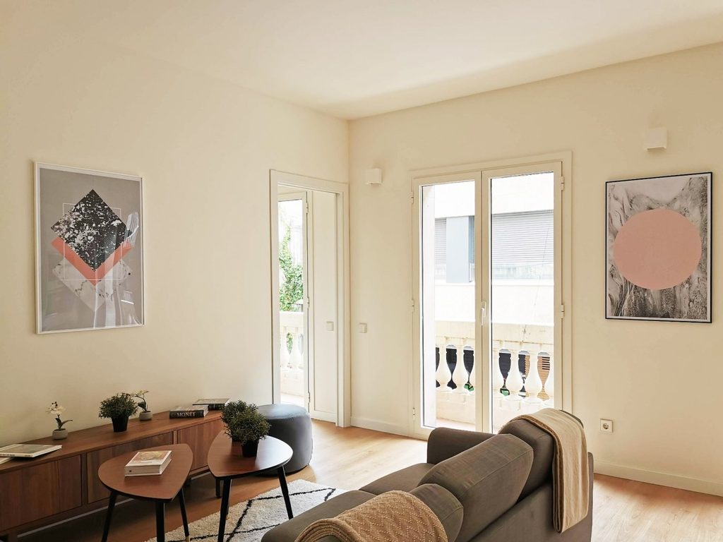 Salón luminoso con varios accesos al balcón francés