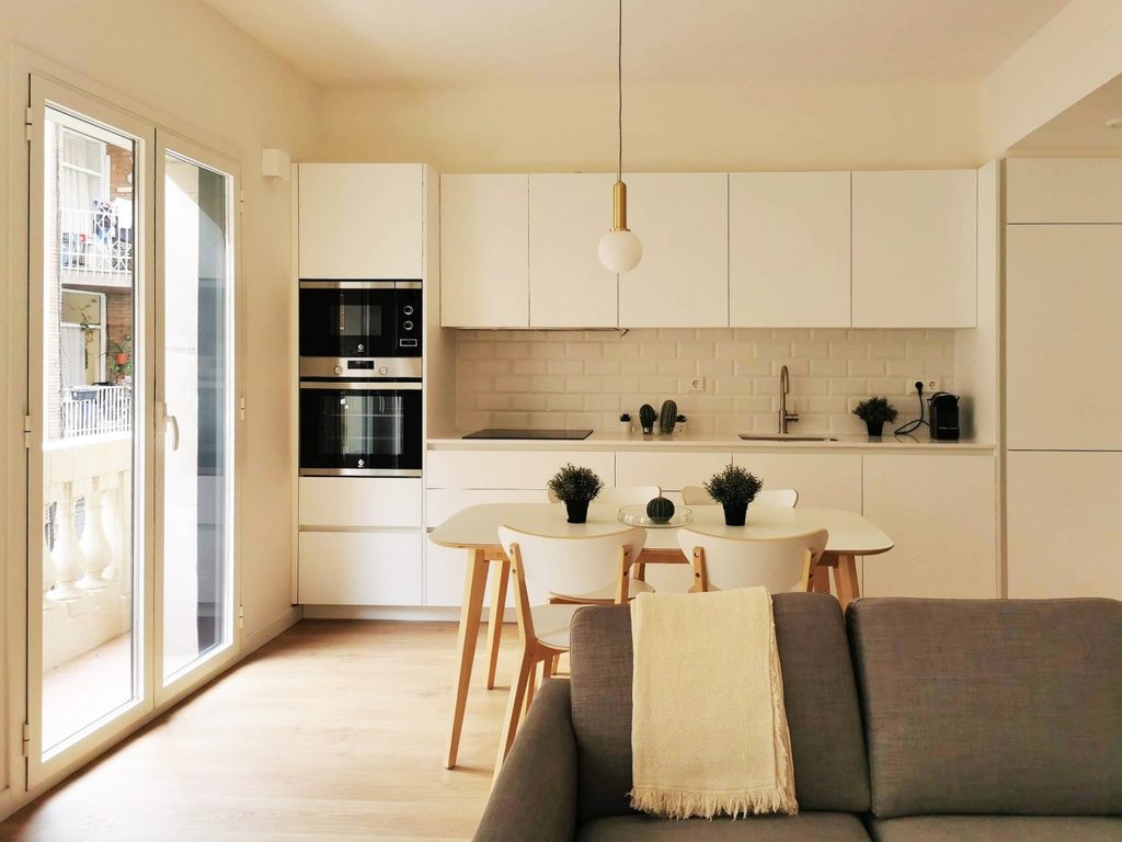 Cocina abierta y comedor junto al balcón