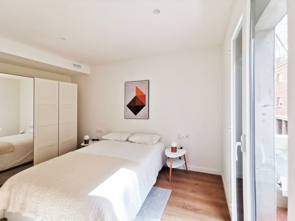 Dormitorio doble con armario y ventana exterior