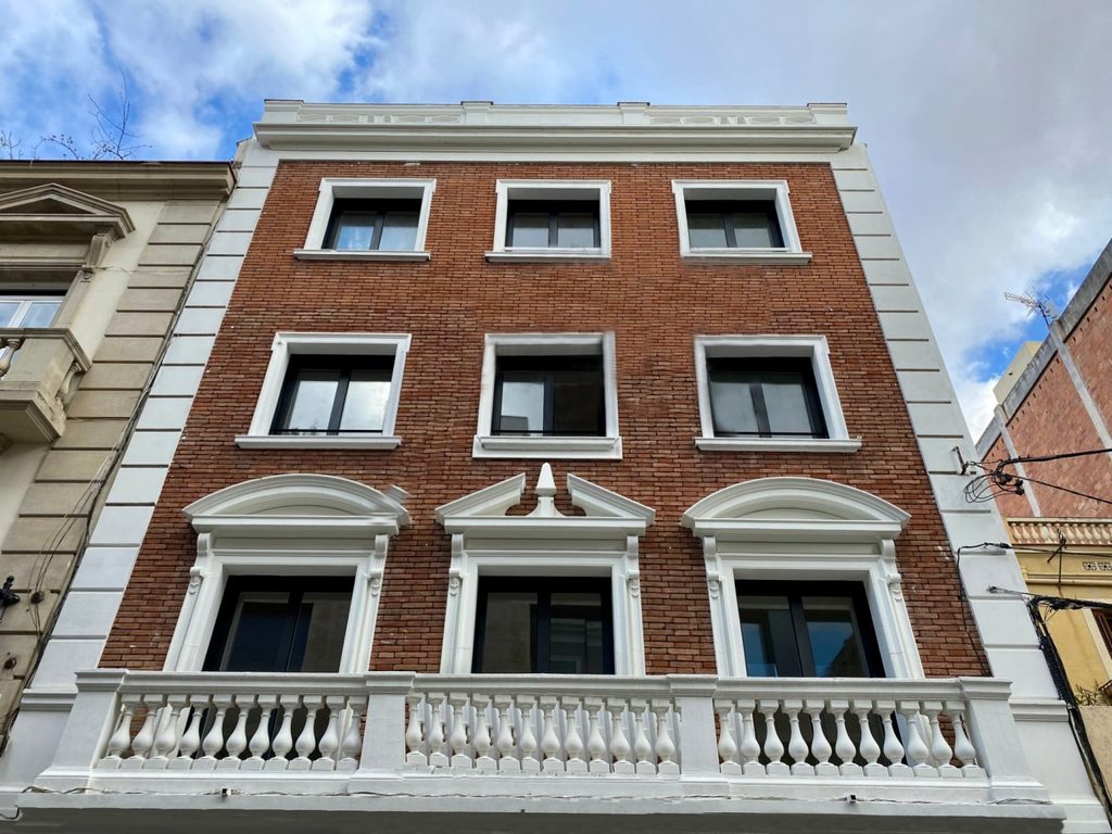 Fachada del edificio en el entorno de Plaça Molina